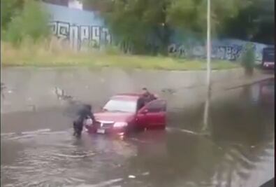 Intensas lluvias dejan autos atrapados en Periférico Norte
