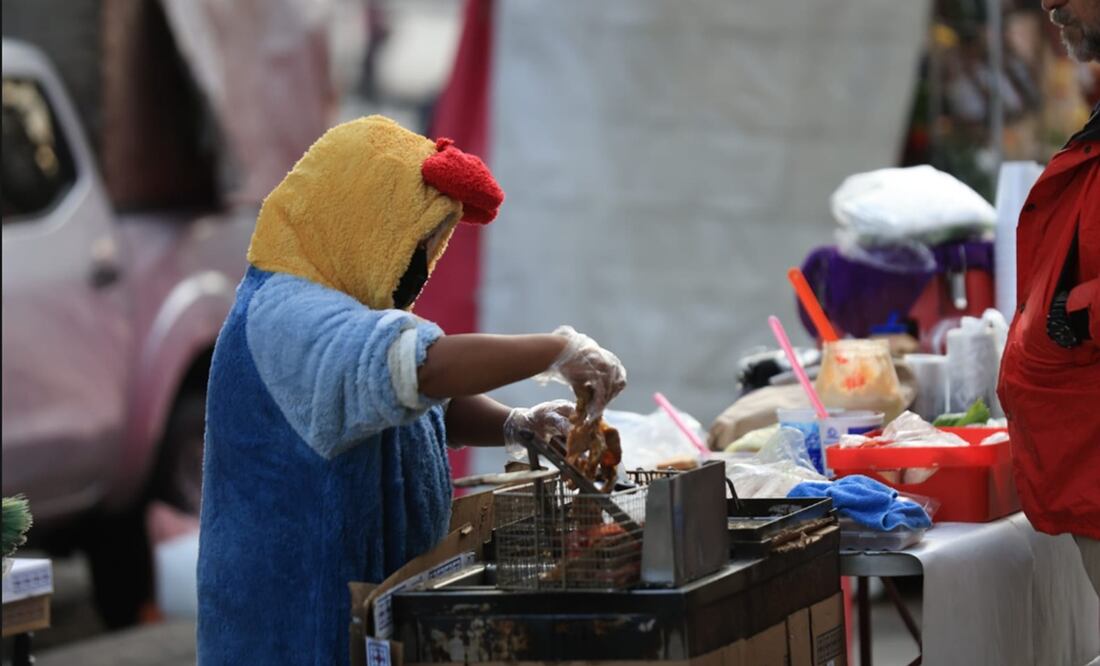 Capitalinos se abrigan este martes por segundo día tras el ingreso de la masa de aire polar que azota el norte y centro del país, el 11 de noviembre de 2025. Foto: archivo Francisco Rodríguez/EL UNIVERSAL