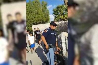 Video muestra a policía de Texas encañonando a niños