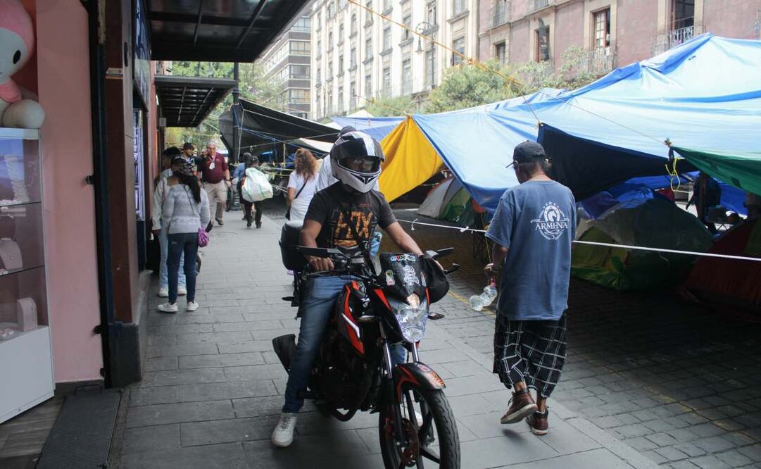 Ante las lonas, cuerdas y casas de campaña de la Coordinadora Nacional de Trabajadores de la Educación (CNTE), motociclistas invaden las banquetas del Centro Histórico. Foto: Darío Luna / EL UNIVERSAL