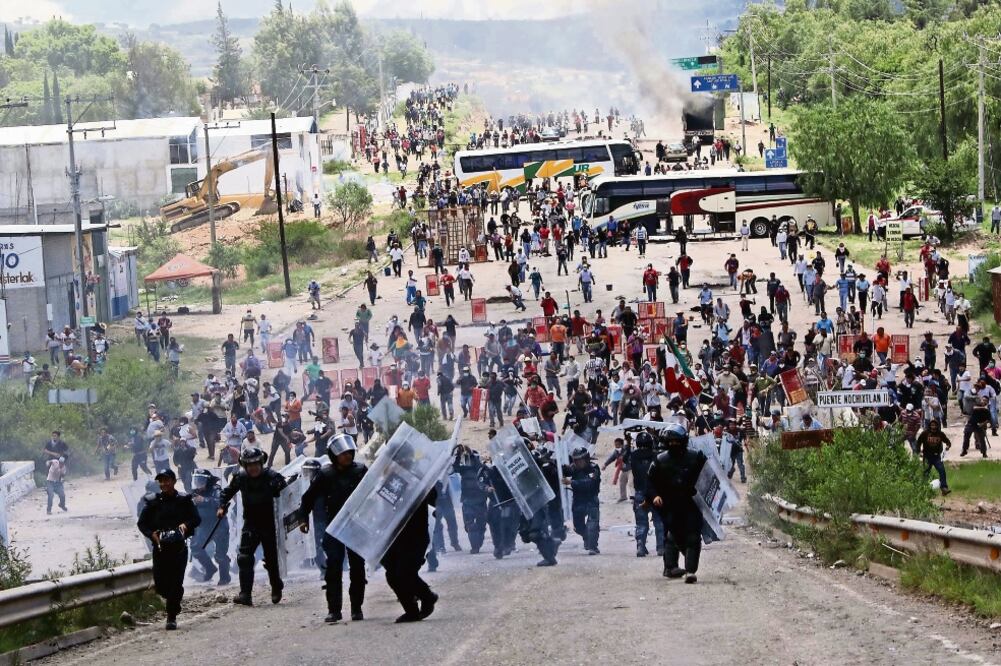 El enfrentamiento en Nochixtlán, Oaxaca, entre presuntos miembros de la CNTE y elementos de la Policía Federal, ocasionó la muerte de ocho personas, según fuentes oficiales (JORGE LUIS PLATA. REUTERS)