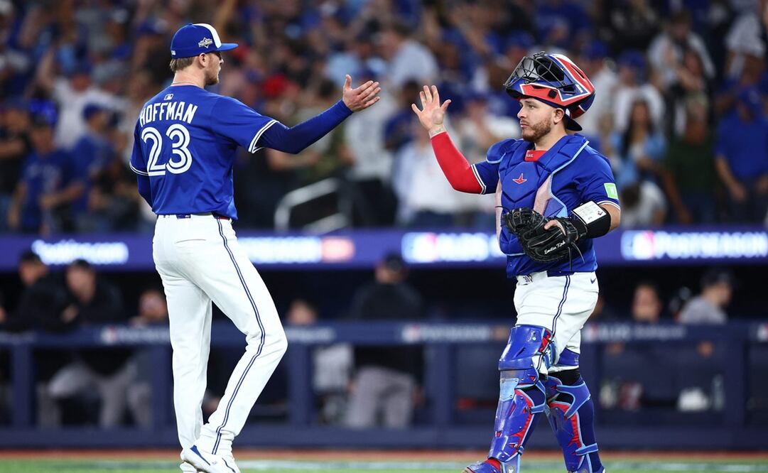 Jeff Hoffman (23) celebra con Alejandro Kirk (30) la victoria ante los Yankees de Nueva York | FOTO: AFP
