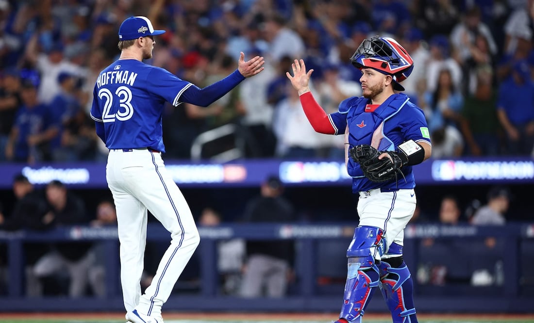 Jeff Hoffman (23) celebra con Alejandro Kirk (30) la victoria ante los Yankees de Nueva York | FOTO: AFP