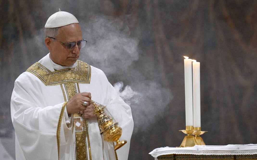 El papa León XIV oficia, este viernes, su primera misa en la Capilla Sixtina ante los 133 cardenales que el jueves lo eligieron en la cuarta votación del cónclave en El Vaticano. Foto: EFE
