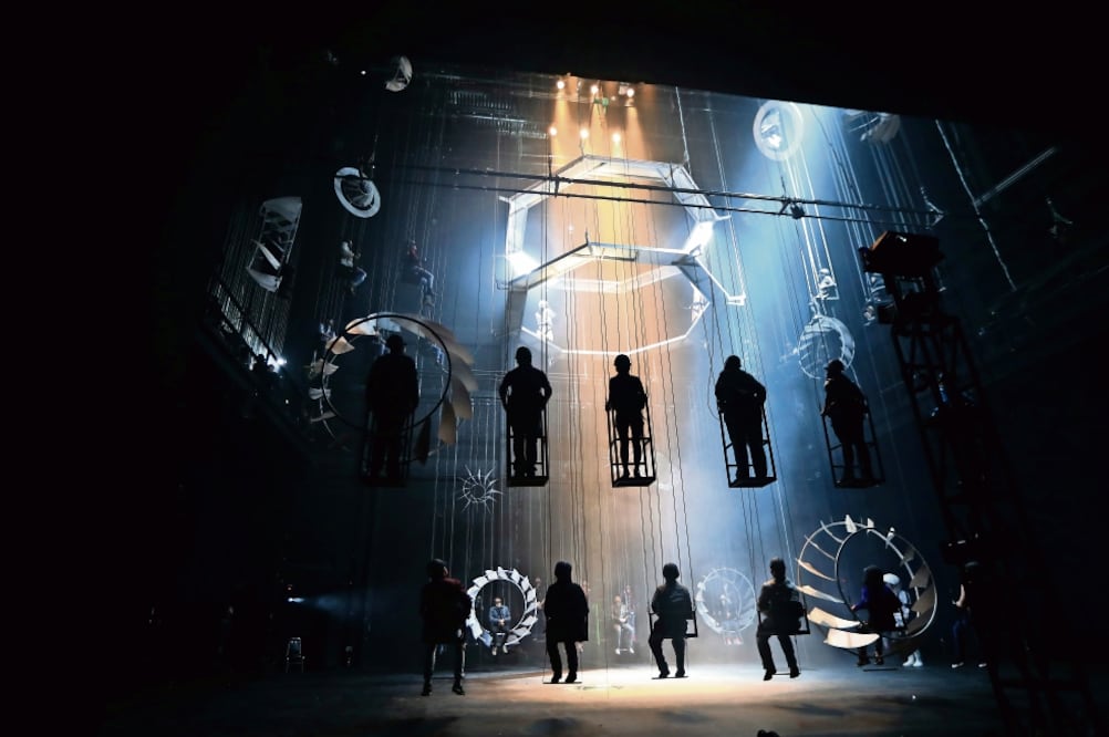 En el escenario hay una estructura octagonal que cuelga de las tramoyas especialmente diseñadas y colocadas para esta puesta en escena. También están suspendidos 24 asientos y 12 canastillas. (VALENTE ROSAS. EL UNIVERSAL)