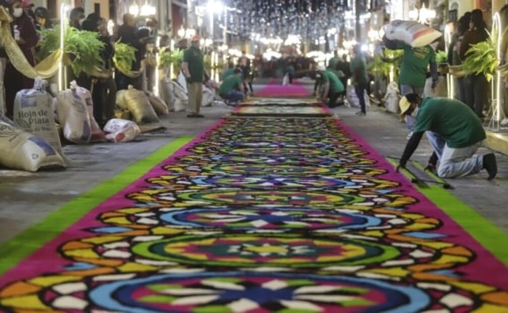 México rompe récord Guinness con mega alfombra de aserrín en Huamantla, Tlaxcala