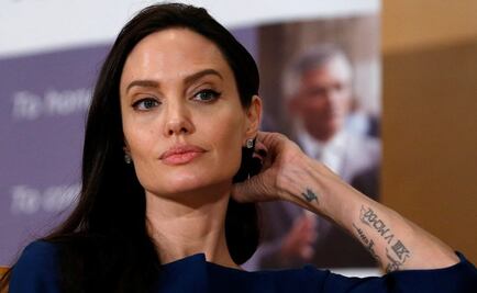 Critican a Angelina Jolie por no usar sostén en junta con arzobispo 