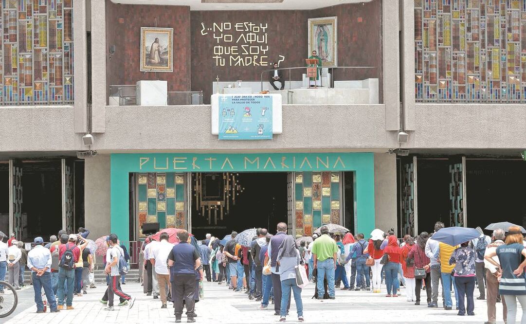 Para ingresar a la Basílica de Guadalupe, los asistentes portaron cubrebocas y mantuvieron la sana distancia. Al entrar se les ofreció gel antibacterial, se les tomó la temperatura y había tapetes con desinfectante en la entrada. Foto: JUAN BOITES
