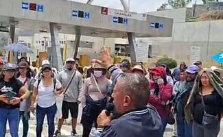Vecinos de Magdalena Chichicaspa bloquean autopista Naucalpan-Toluca; exigen que atiendan daño por derrame de combustible