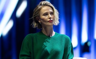 Charlize Theron: entre tequilas, IA y el poder femenino