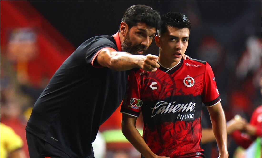El Loco Abreu da órdenes a Gil Mora en Tijuana. FOTO: IMAGO7