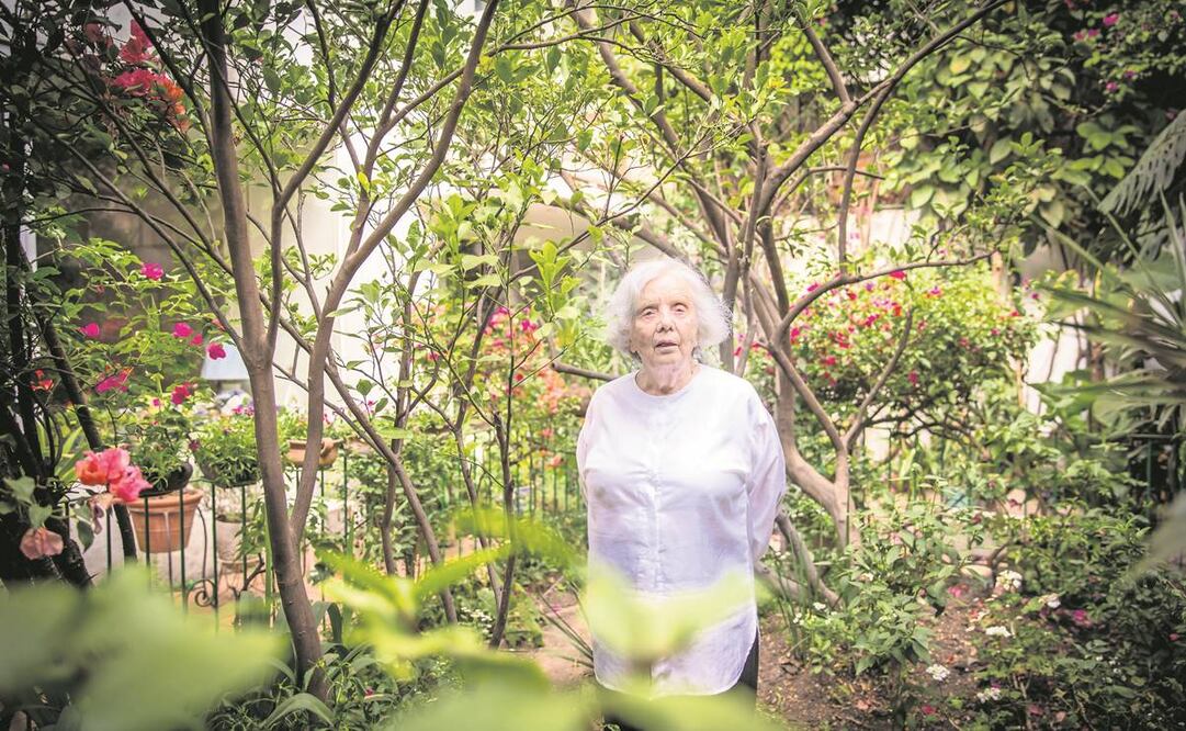 Las actividades inician con una conversación entre Elena Poniatowska con Rosa Beltrán y estudiantes de la Universidad. Foto: Germán Espinoza/EL UNIVERSAL