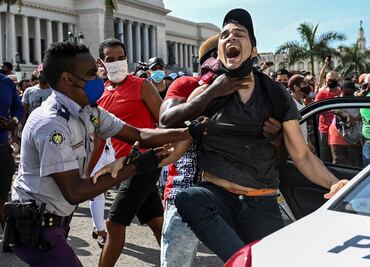 HRW denuncia "brutal represión" contra manifestantes en Cuba