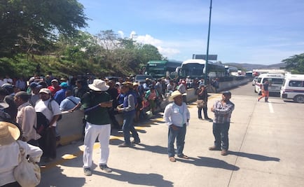 Campesinos saquean tres camiones con fertilizante en Guerrero