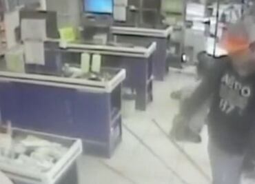 Registra cámara asalto de adolescentes en La Doctores