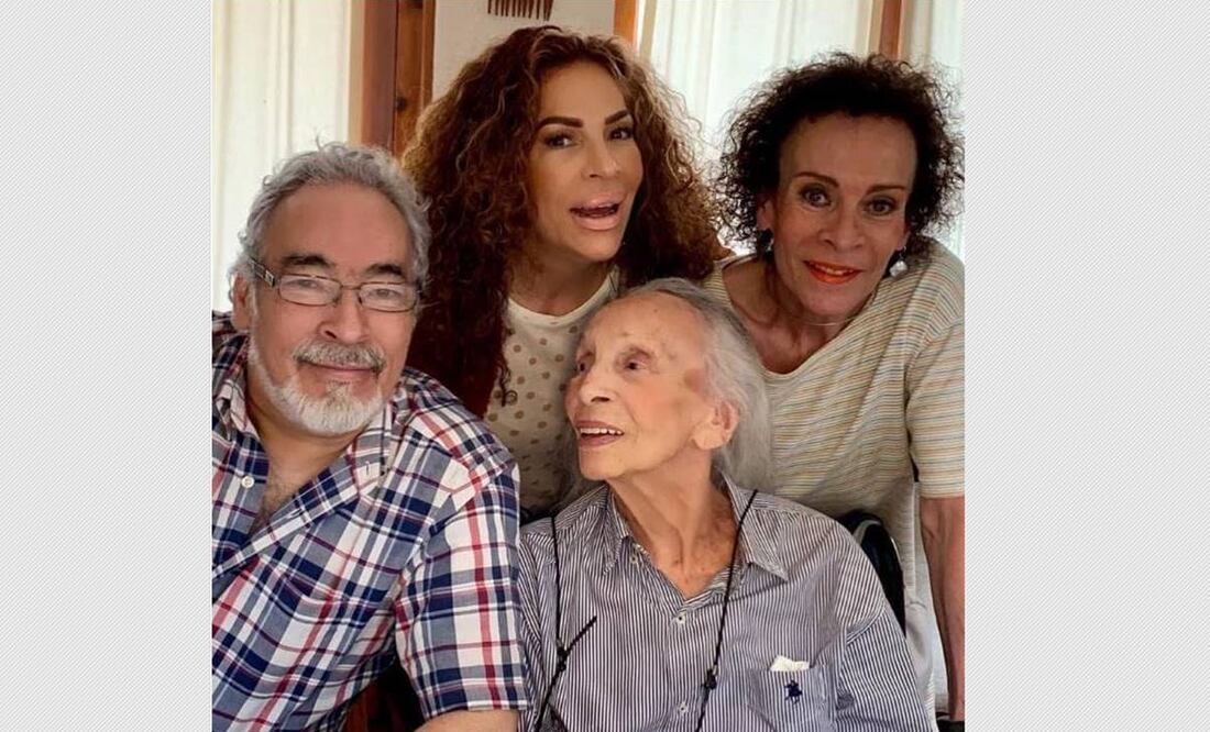 La cantante María del Sol aparece en medio con sus hermanos y su madre. Instagram María del Sol.