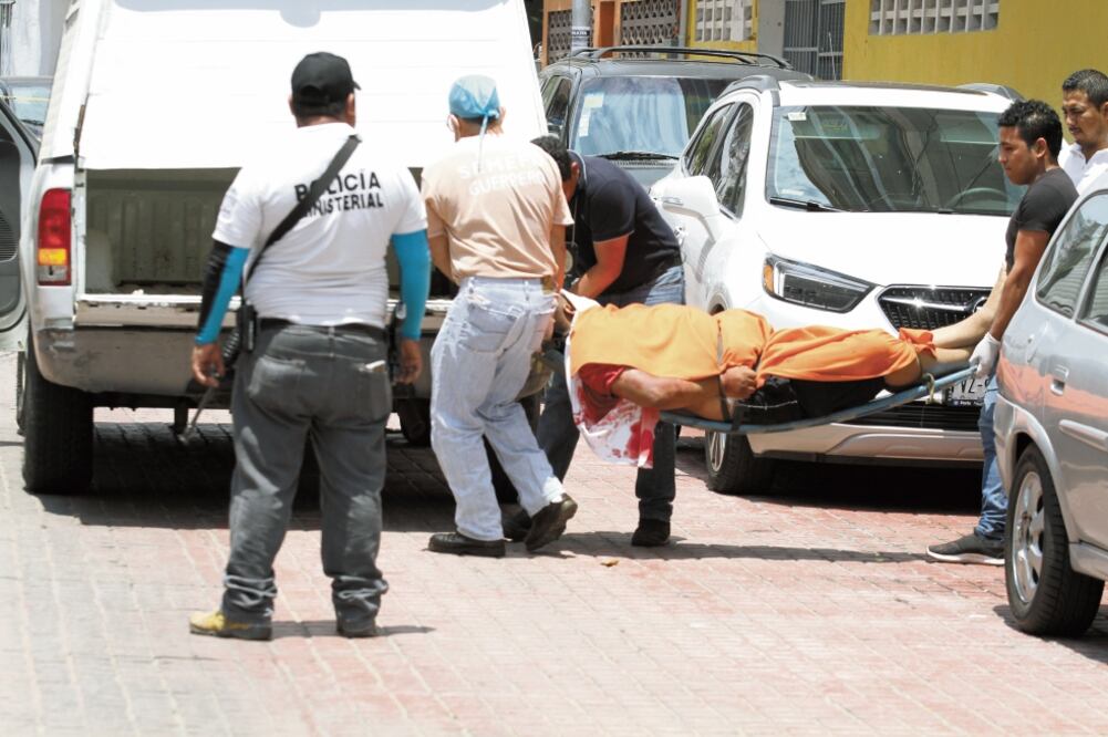 Hombres armados asesinaron a balazos a un turista en el edificio de la CROM en la Costera Miguel Alemán, en Acapulco. En el hecho resultó herida su esposa. (CUA RTOSCURO)