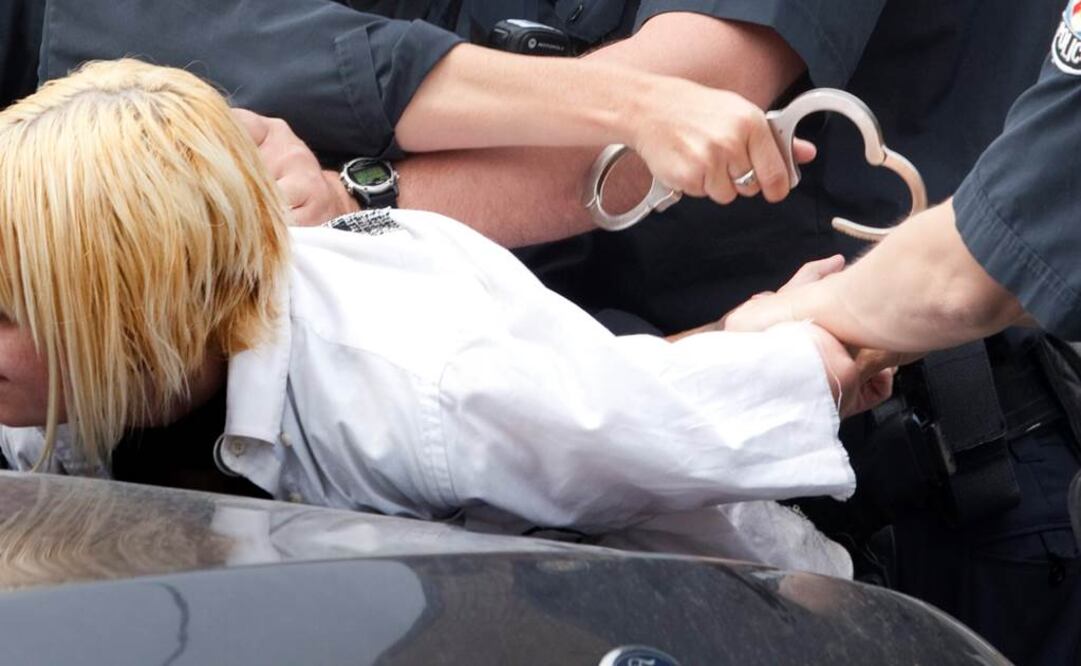 Mujer en NY tira a su bebé por balcón; es detenida