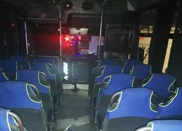 Pasajeros someten y disparan a asaltantes en camión; hay 3 muertos