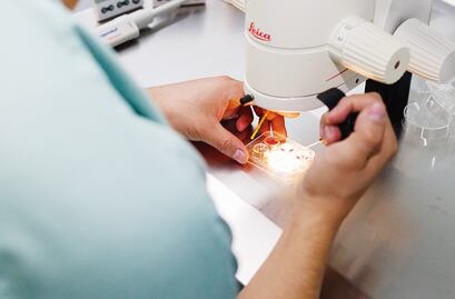 Padre de nacida in vitro demandará a un escritor por llamarla "producto"