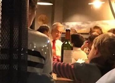 Presidente de Chile come pizza con su nieto mientras Santiago arde en protestas