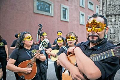 Estudiantinas llenan de música el Centro Histórico 