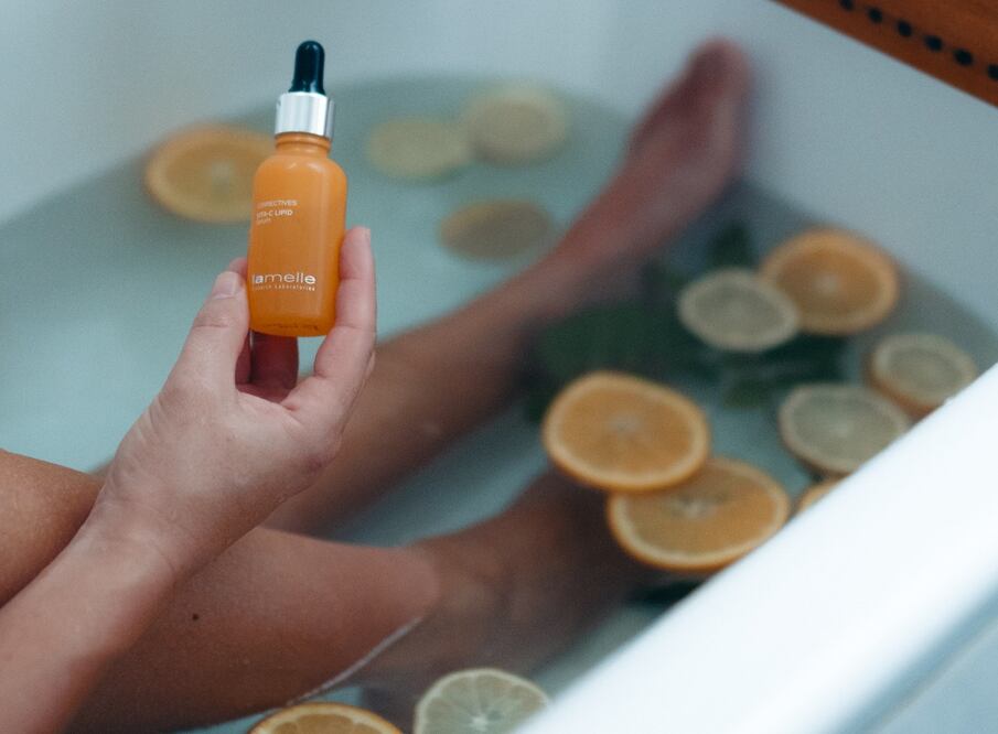 La vitamina C contiene propiedades que ayudan a combatir las manchas ocasionadas por la radiación solar / Foto: Pexels