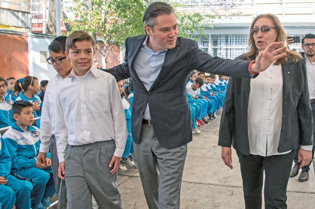 Aurelio Nuño Mayer, secretario de Educación Pública, asistió a la ceremonia de honores a la Bandera en la escuela primaria Ignacio Zaragoza, en la delegación Iztacalco de la Ciudad de México (TERCERO DÍAZ. CUARTOSCURO)