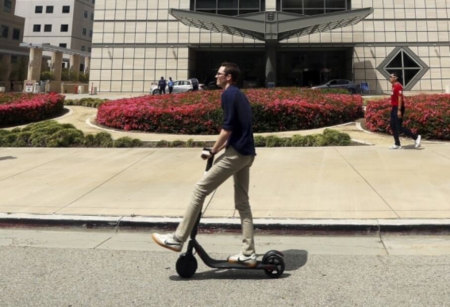 Emiten alerta para no subir a niños en scooters eléctricos 
