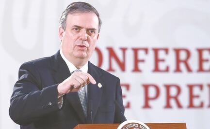 Alfombra roja para Ebrard en el Senado