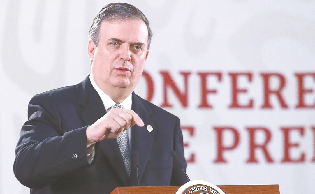 Alfombra roja para Ebrard en el Senado