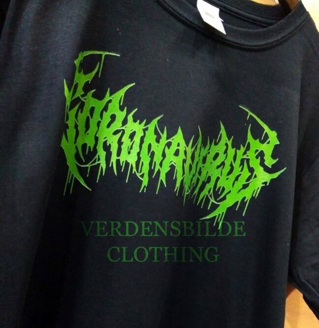 La tienda colombiana Verdensbilde ha tomado la tendencia del death metal y la ha aterrizado en una playera / Foto: Facebook 
