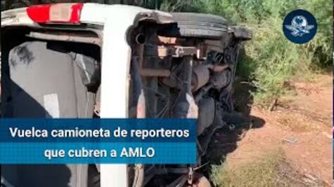 Vuelca camioneta con reporteros que cubren gira de trabajo de AMLO