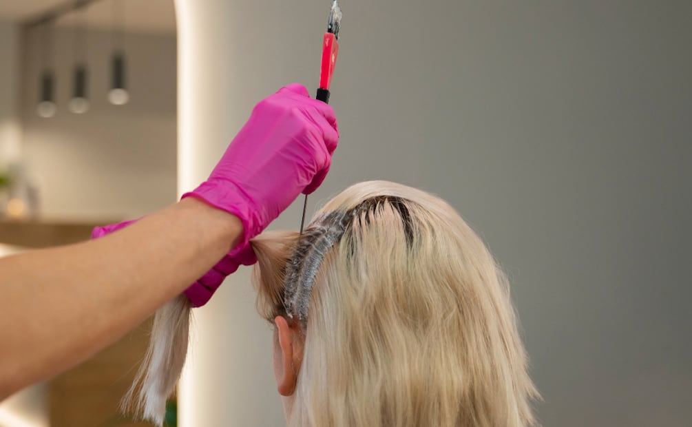 Los tintes que mejor cubren las canas después de los 50 y favorecen el rostro. Foto: Freepik