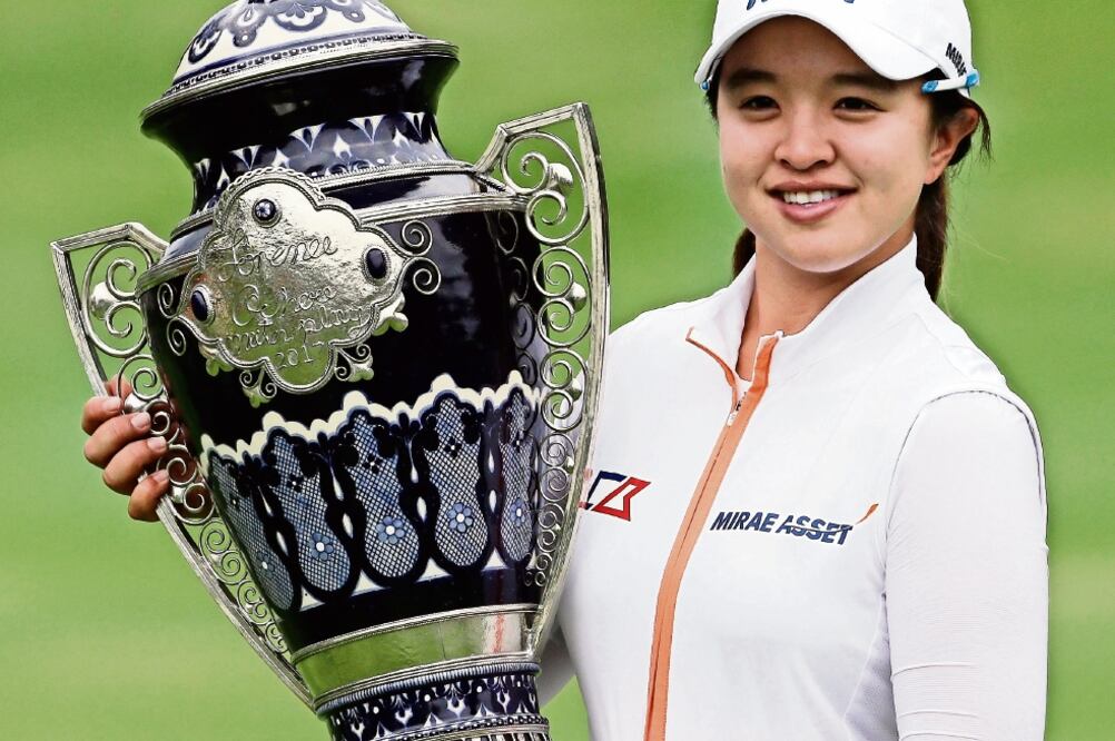 Kim, con el trofeo; su triunfo la catapulta al octavo lugar del ranking (REBECCA BLACKWELL. AP)