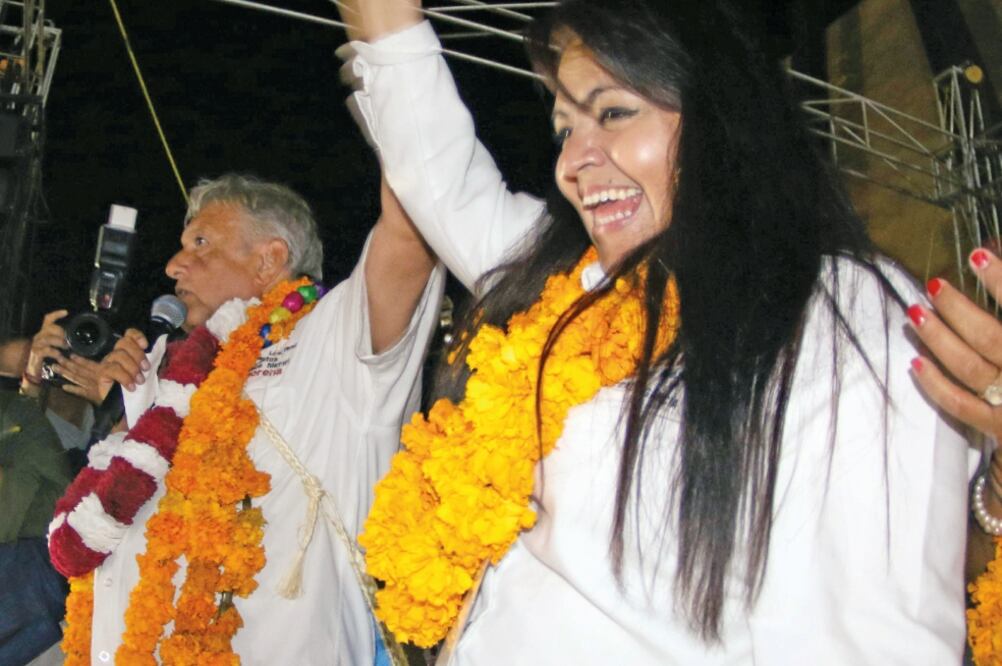 En Chilapa, Guerrero, ante unas 10 mil personas reunidas, Andrés Manuel López Obrador pidió el voto para la ex líder de las policías comunitarias de Olinalá, Nestora Salgado, que aspira a representar a los guerrerenses en el Senado. (SAÚL LÓPEZ. CUARTOSC)