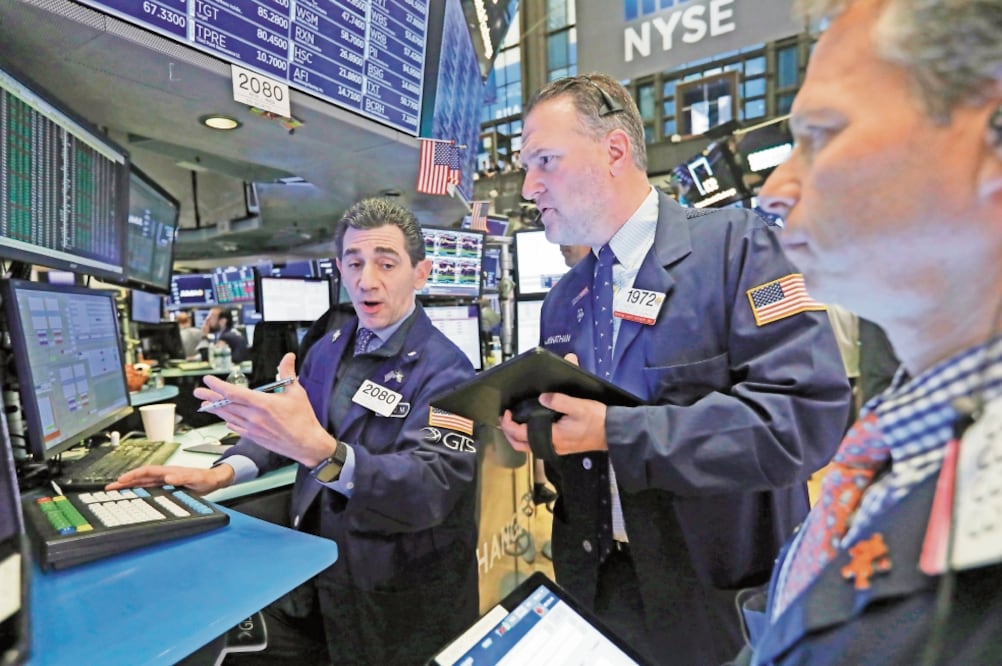 Una pérdida de 2.89% de las compañías del ramo sanitario empujó al Dow Jones de Industriales a retroceder 0.01%. / RICHARD DREW. AP