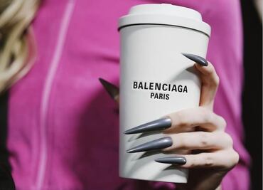 La bolsa en forma de vaso de Balenciaga que cuesta más de 100 mil pesos