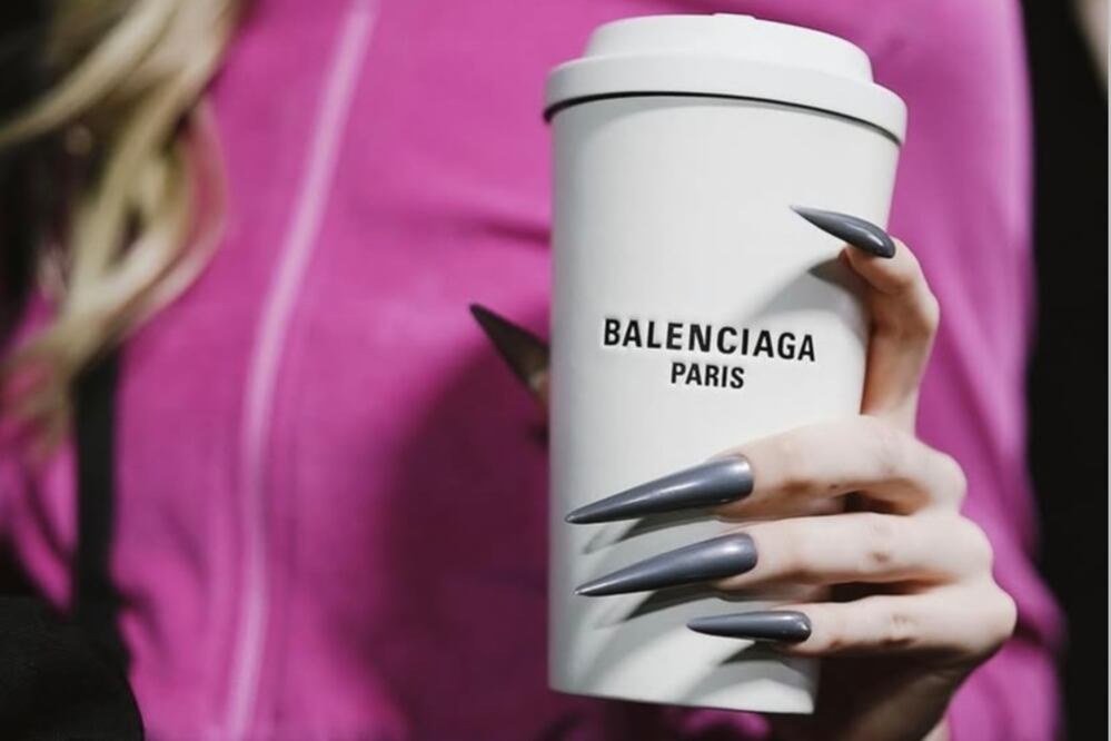 Este bolso CLUTCH 9 AM simula ser un vaso de café. Foto: Instagram @demnagram