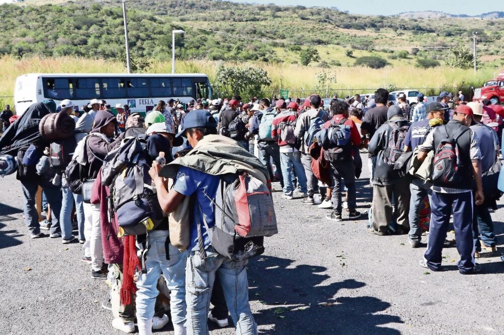 Aventón. En Ixtlán del Río, policías de Nayarit esperaron a migrantes para conducirlos en autobuses hasta los límites con Sinaloa. (AARÓN GARCÍA. EFE)
