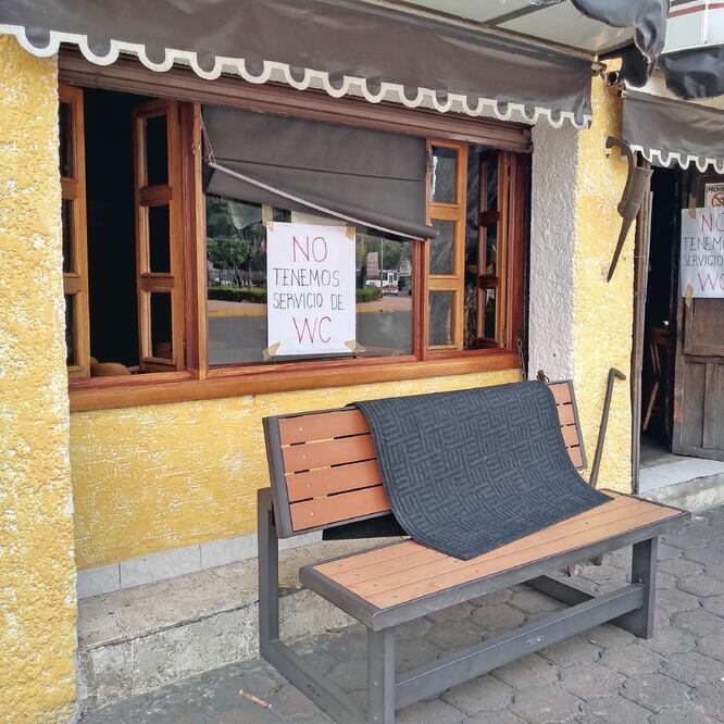 Ante la crisis que esperan llegue en los días siguientes, cuando se acabe el líquido, algunos negocios ya no permiten el uso del sanitario. (VIOLETA CONTRERAS. EL UNIVERSAL)