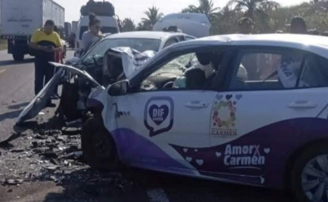 En el automóvil del DIF viajaban trabajadores municipales, dos de los cuales fallecieron en el lugar y uno más en un hospital de Campeche (09/05/2025). Foto: Especial