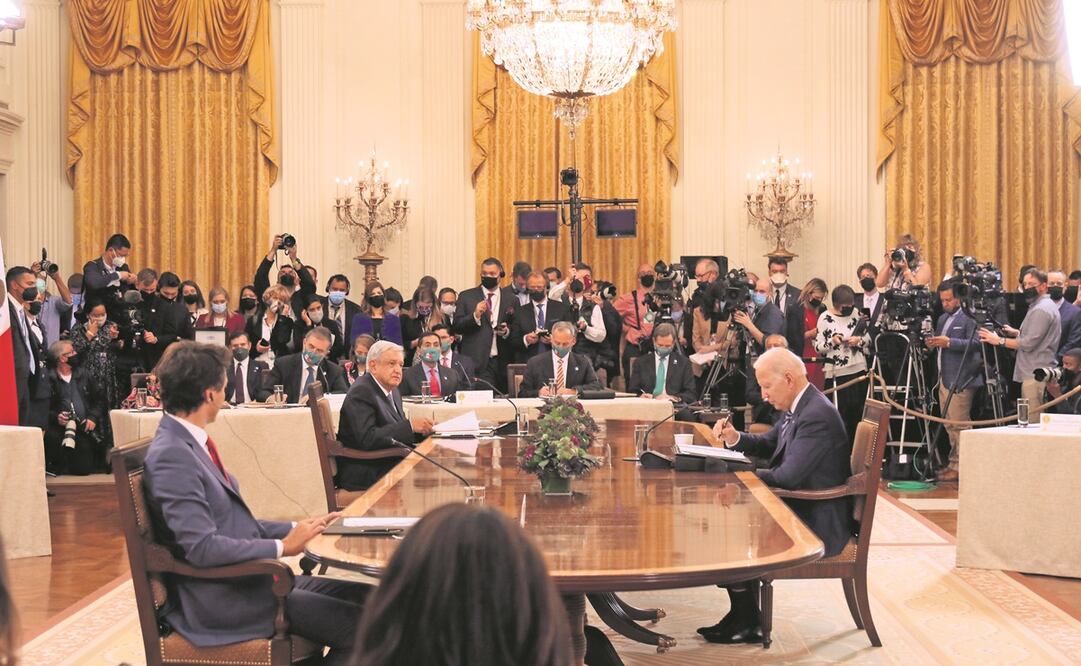 Los presidentes de México, López Obrador, de EU, Joe Biden, y de Canadá, Justin Trudeau, en la mesa de diálogo. Foto: Presidente.