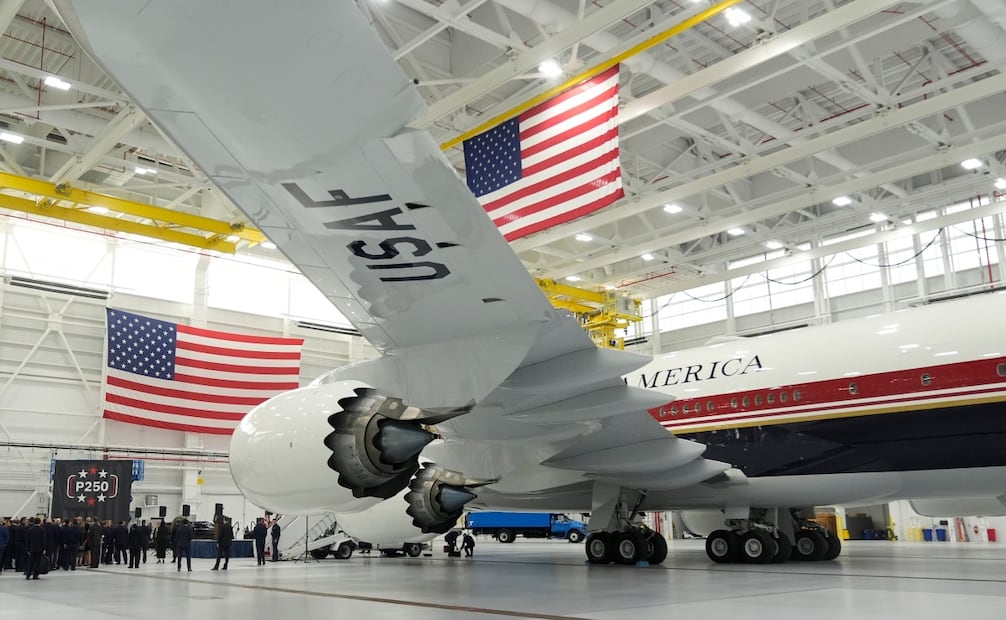 El nuevo Air Force One, pintado con los colores de la bandera de Estados Unidos por orden del presidente Donald Trump (19/06/2026). Foto: AP