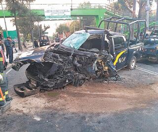 Policía choca contra poste
