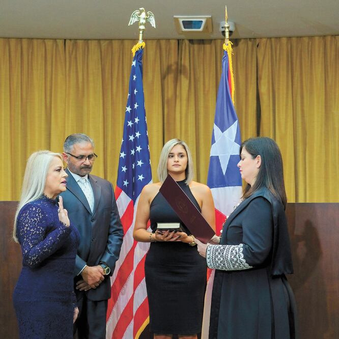La secretaria de Justicia, Wanda Vázquez (izq.), juramentó como gobernadora de Puerto Rico en la Suprema Corte de Justicia, en San Juan. DENNIS M. RIVERA PICHARDO. AP