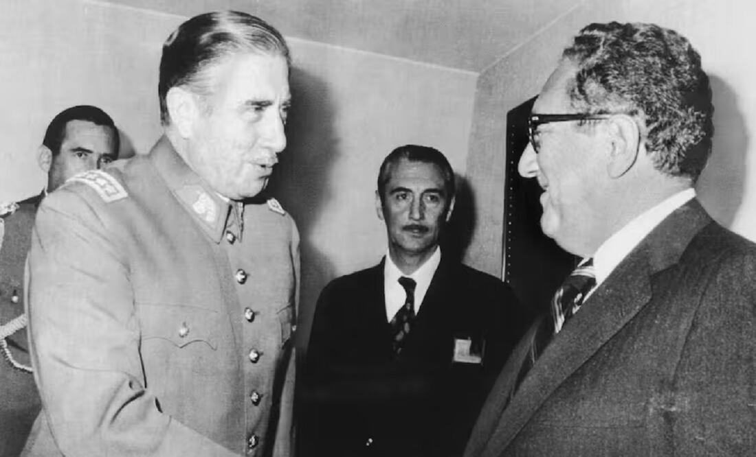 El general Augusto Pinochet y el secretario de Estado Henry Kissinger, durante un encuentro cuando el militar ya era jefe de Estado. ARCHIVO. LA NACIÓN/GDA