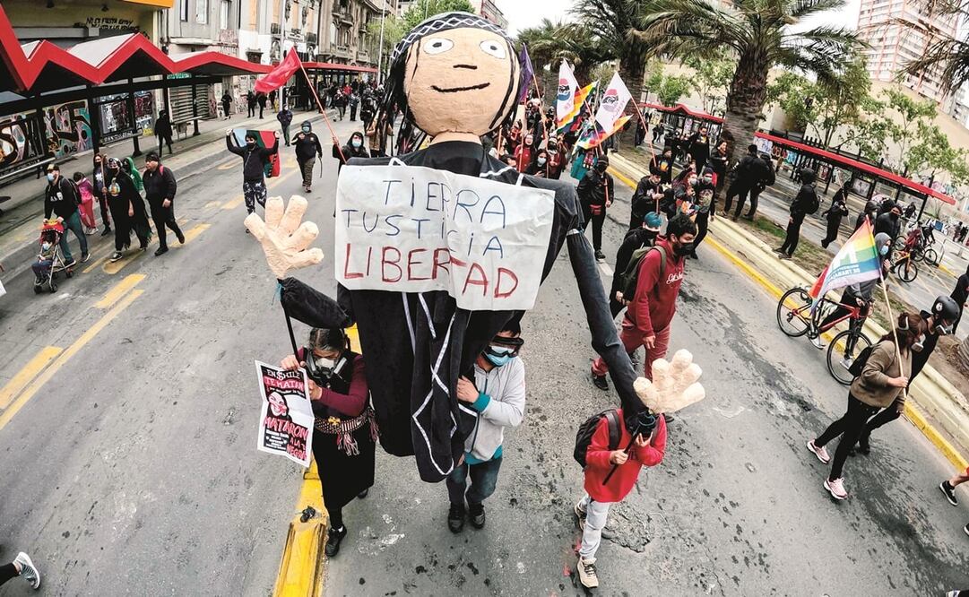 Mapuches se manifestaron ayer en reclamo de “tierra, justicia, libertad”, en la capital chilena, como parte de la conmemoración del Descubrimiento de América. Foto: Martin Bermetti. AFP