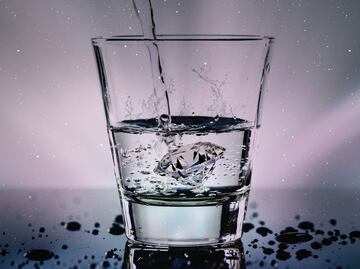 ¿Te olvidas de tomar agua? Así impacta en tu salud y cómo puedes crear el hábito