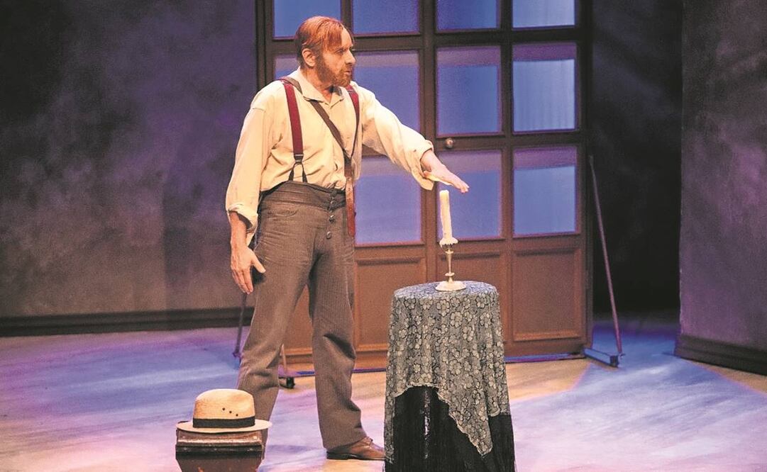 Mario Iván Martínez interpreta la pieza unipersonal. Foto: Luis Quiróz.